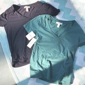2 v neck t-shirts Forever 21.